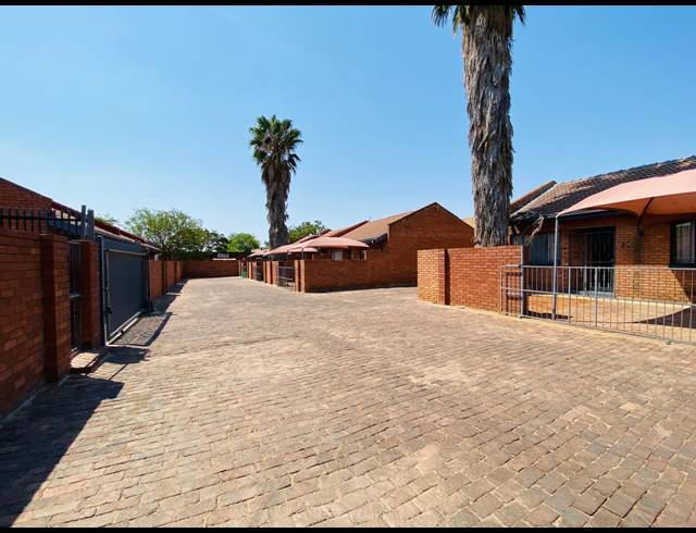 2 BEDROOM TOWNHOUSE FOR SALE IN ANNADALE